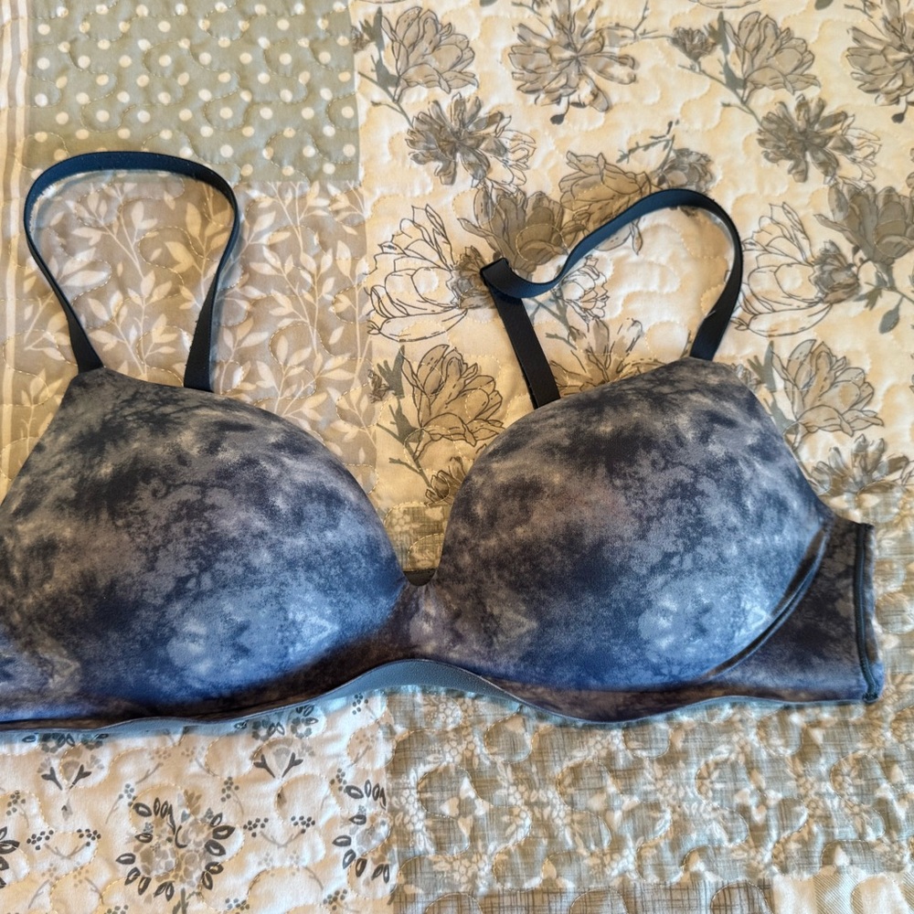 Incredible by Victoria's Secret padded/no wire bra size 38B